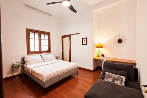 圣克鲁斯-德特内里费拉里塔度假屋的一间卧室配有一张床和一张沙发