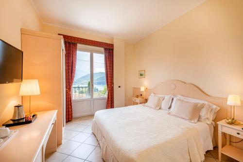 特雷梅佐拉佩拉酒店的一间卧室设有一张大床和一个窗户。