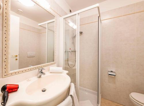 特雷梅佐拉佩拉酒店的一间带水槽和淋浴的浴室