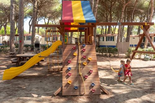 切塞纳蒂科Pineta Sul Mare Camping Village的两个孩子在操场上玩耍