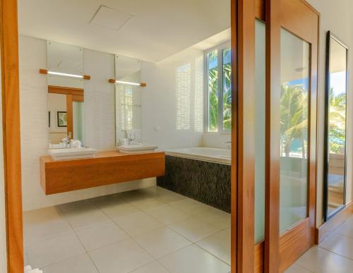 喀巴里特紫外线精品公寓的浴室配有两个盥洗盆和浴缸。