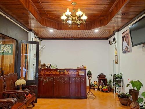 琅勃拉邦Chaliya Boutique Garden的一间带木门和吊灯的客厅
