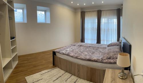 考纳斯ARB Kaunas的一间卧室设有一张大床和一个窗户。