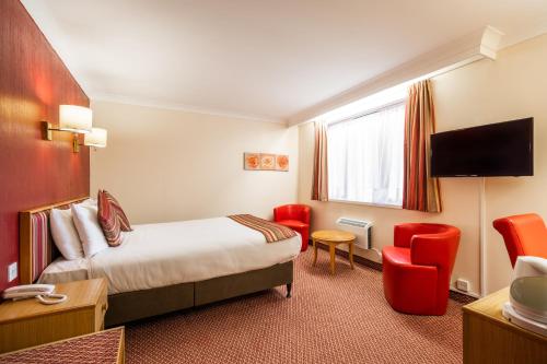 阿伦德尔康福特茵阿伦德尔酒店的酒店客房,配有床铺和红色椅子