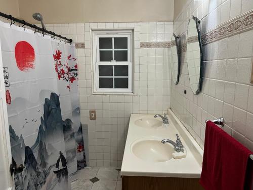 长滩Lucky House的一间带水槽和淋浴帘的浴室