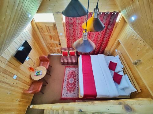 西姆拉Gadegal Homestay Narkanda - Rooms & Pahadi Café的小屋内床的上方景色