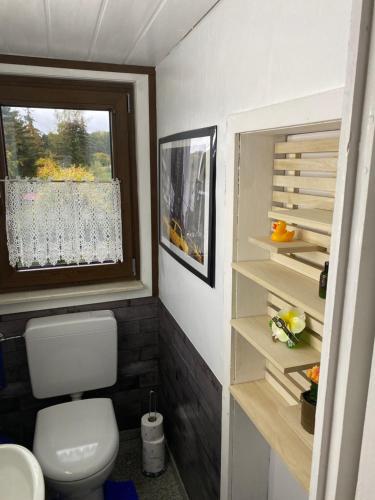 WaldsolmsRoomfortwo Natural的一间带卫生间和窗户的小浴室