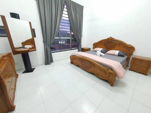 新山2-Storey Near Aeon Bukit Indah/ Legoland (6 paxs)的一间卧室配有一张床、镜子和窗户