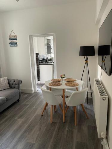伊斯特布恩Impeccable 2-Bed Apartment in Eastbourne的小型客厅配有桌椅