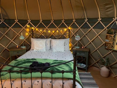 兰戈伦Thistlebank Yurt的蒙古包内一间卧室,配有一张床