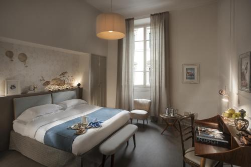佛罗伦萨阿尔菲丽9号酒店的卧室配有一张床和一张桌子及椅子