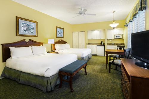 印第安盐滩Holiday Inn & Suites Clearwater Beach S-Harbourside的酒店客房设有两张床和一台平面电视。