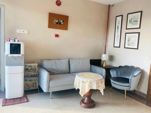 新山EE HOTEL Johor Jaya的客厅配有沙发和桌子