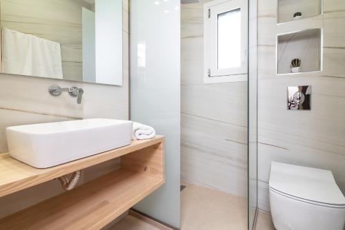 普莱诺斯Spartakos Luxury Villa 1的浴室配有白色水槽和卫生间。