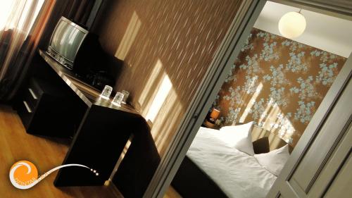 文茨皮尔斯金塔如拉酒店的酒店客房设有一张床和一个玻璃窗