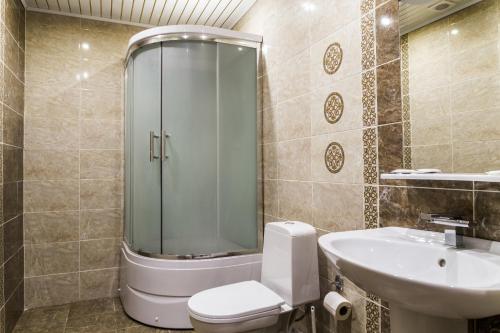 萨马拉尼萨酒店的浴室配有卫生间、盥洗盆和淋浴。
