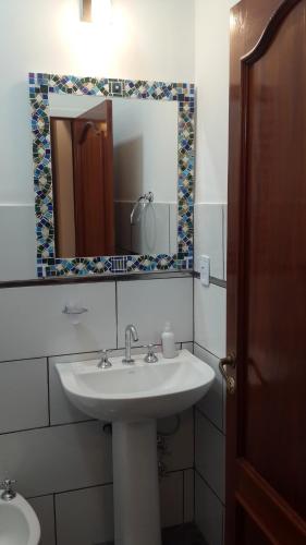 伊瓜苏港Casa Folks的一间带水槽和镜子的浴室