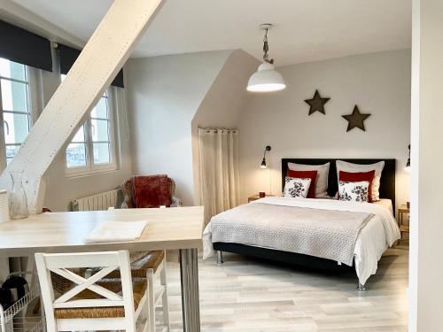 贝桑于潘港Mon Port d'Attache的卧室配有一张墙上的黑色星床。