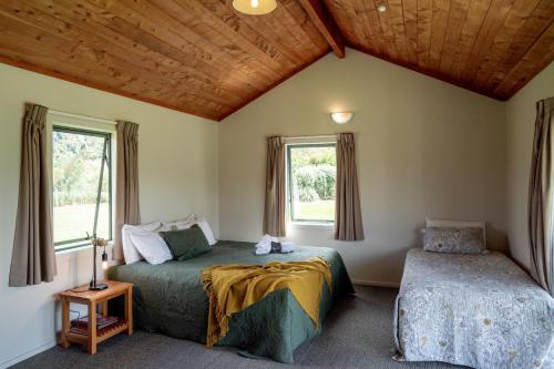 ApitiMakoura Lodge的一间卧室设有两张床和窗户。