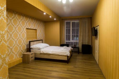 萨马拉尼萨酒店的一间卧室配有一张床和一台电视