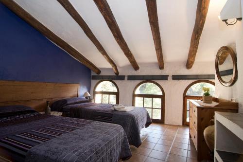 PorreraMas D'en Gregori的一间卧室设有两张床和两个窗户。