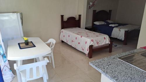 哈拉瓦科阿Casa taina的一间设有两张床和一张桌子及椅子的房间