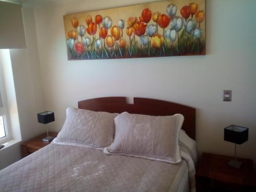 拉塞雷纳Departamento Resort Laguna del Mar的一间卧室配有一张壁画床