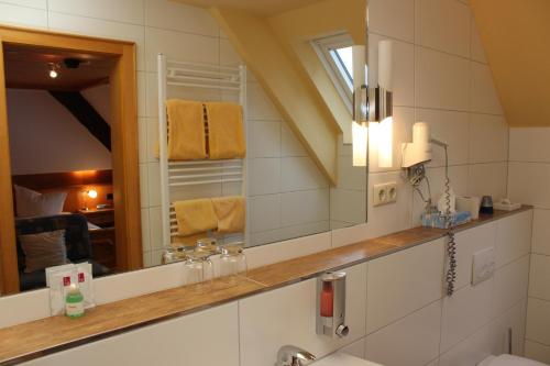 奥贝里德兰德盖斯索夫扎母秀森酒店的一间带水槽和镜子的浴室
