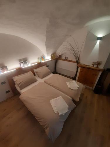 佩尔吉内瓦尔苏加纳PANEERIPOSO的一间卧室配有带白色床单和枕头的床。