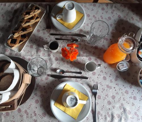 佩尔吉内瓦尔苏加纳PANEERIPOSO的一张桌子,上面有盘子,放在白色的桌布上