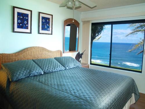 普林斯维尔普林斯维尔海滨D-4单元度假屋的一间卧室设有一张床,享有海景