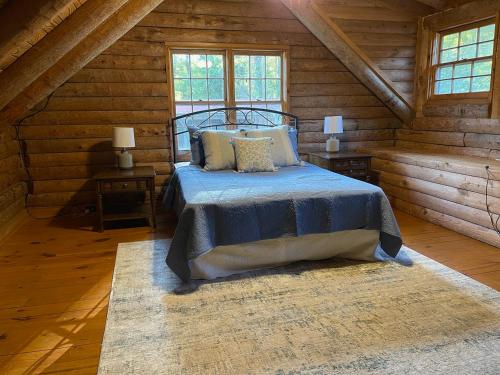 SyriaGraves Mountain Farm & Lodges的小木屋内一间卧室,配有一张床
