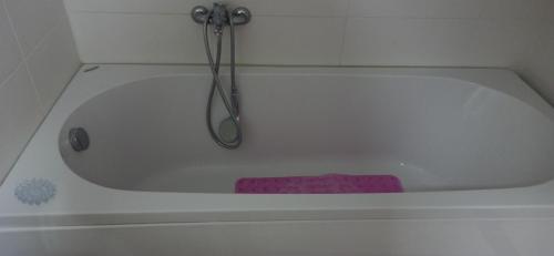 TenjaSobe "2 BORA"的浴缸内备有牙刷。