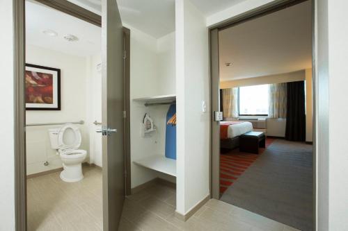 休斯顿休斯顿S-Nrg区-医疗中心假日酒店的一间带卫生间的浴室和一间带床的房间