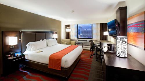 休斯顿休斯顿S-Nrg区-医疗中心假日酒店的酒店客房设有一张大床和一张书桌。