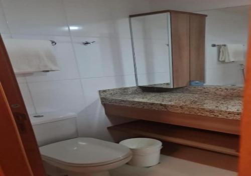 巴西利亚巴西利亚品质套房酒店的一间带卫生间、水槽和镜子的浴室