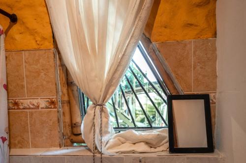 杰里科Chalet Ecoturismo La Nohelia的窗户,带窗帘和镜子