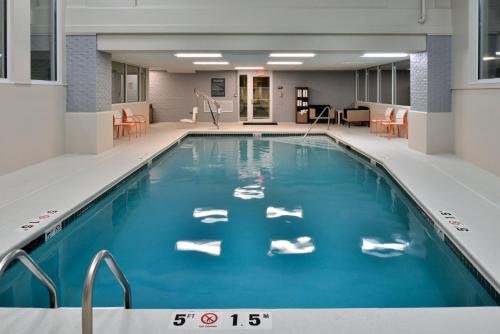 欧弗兰帕克欧弗兰帕克会议中心套房假日酒店的在酒店房间的一个大型游泳池