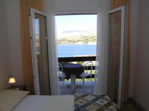 帕格Apartments Pavicic Marija的卧室设有海景阳台。