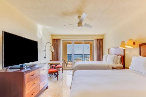 卡波圣卢卡斯盛大嘉年华美洲洛斯卡沃斯全包高尔夫温泉酒店的酒店客房设有两张床和一台平面电视。