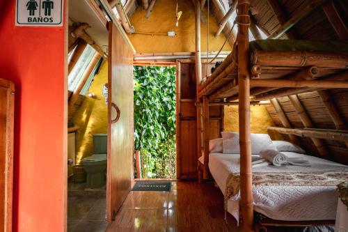 杰里科Chalet Ecoturismo La Nohelia的房屋内一间带双层床的卧室
