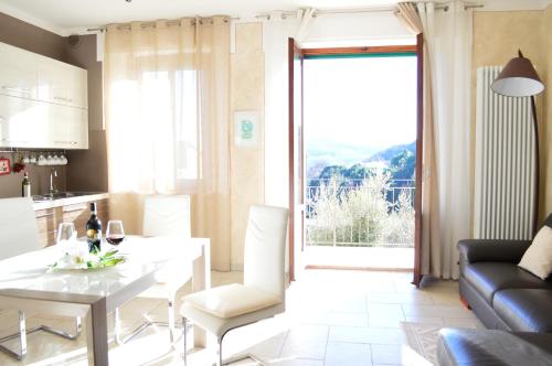 蒙特普齐亚诺Apartment with Beautiful Sun的厨房以及带白色桌椅的起居室。