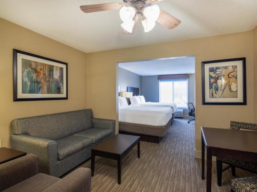 Gas City盖斯智选假日酒店的酒店客房,配有床和沙发