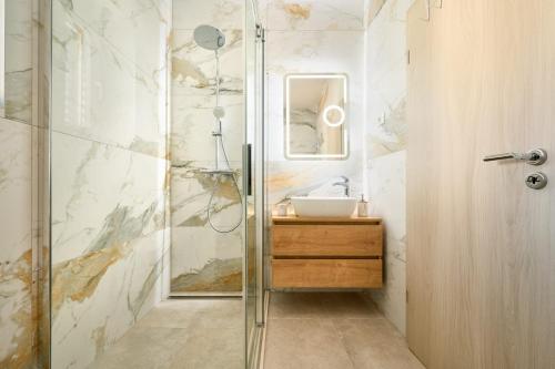 卡什泰拉Zora Residence的一间带玻璃淋浴和水槽的浴室