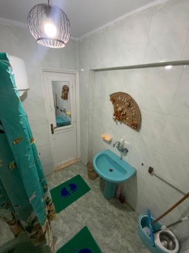 开罗Star House City Stars的浴室配有蓝色水槽和淋浴。