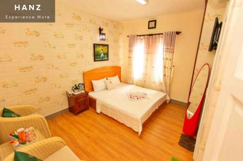 头顿HANZ Bao Khoi Hotel的一间卧室配有一张床和一个冲浪板
