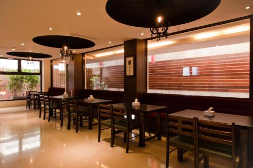 花莲市东城商旅的餐厅内带桌椅的用餐室