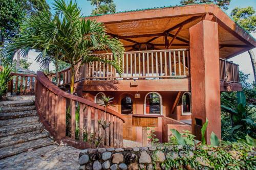 公主港奥特莱斯马鲁丛林度假屋的一座带木甲板和楼梯的房子