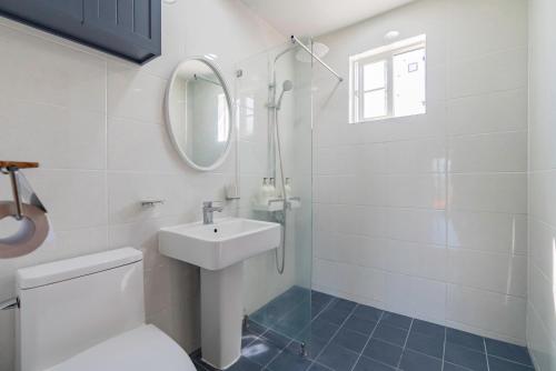 西归浦市艺术之家度假屋的一间带水槽、卫生间和镜子的浴室