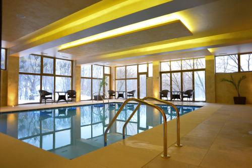 雅西号角汽车旅馆及Spa的一座带窗户的建筑中的游泳池